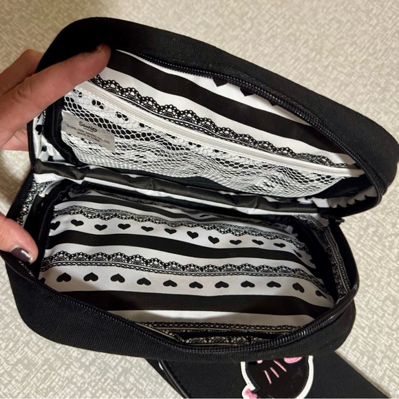 EXCLUSIVE!! Sanrio Hello Kitty Set of 3, Makeup Bag, Trifold Wallet & Coin Purse - Picture 4 of 11